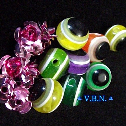 Lot de perles de différentes formes couleurs et matières