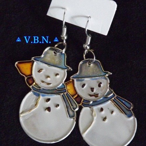 Boucles d'oreilles pour noël métal argenté avec bonhomme de neige peint à la main blanc et bleu