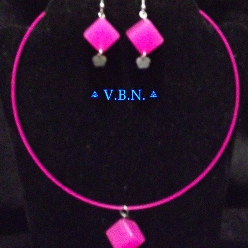 Parure inoxydable de 2 pièces avec cube fuchsia et collier câblé