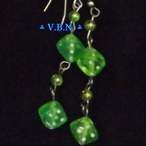 Boucles d'oreilles inoxydable avec perles dés vert fluo