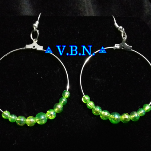 Boucle d'oreille créole avec perles d'eau nacrée verte fluo