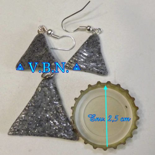 Ensemble pendentif et boucles d'oreilles en forme de pyramide grise avec paillettes