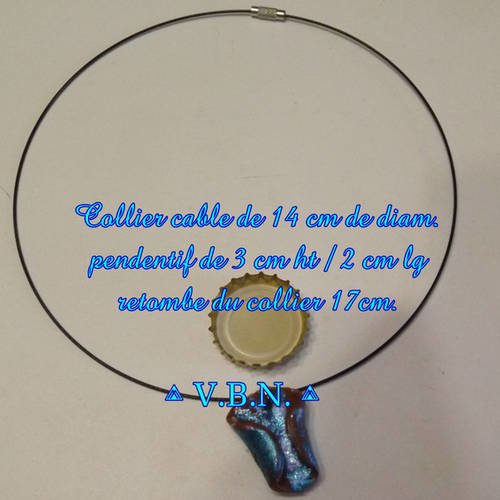 Collier cable avec pendentif moderne, feuille torsade marron et paillettes bleu 