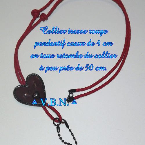 Collier long tresse rouge avec pendentif gros coeur rouge écris en noir 