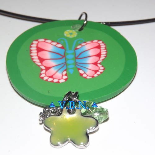 Collier cable avec pendentif cercle mousse dessin papillon et petite breloque fleur 