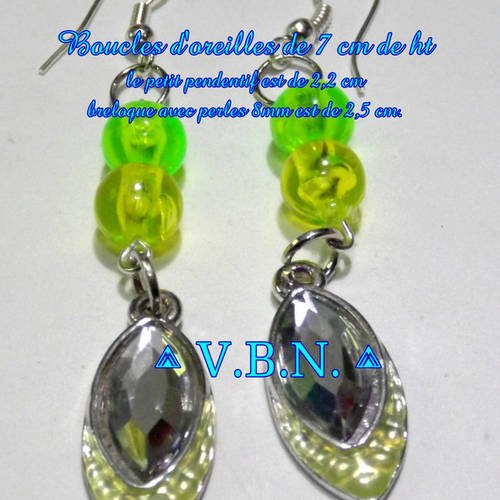Boucles d'oreilles moderne verte avec perles jaune et verte fluo de 8mm de diametre 
