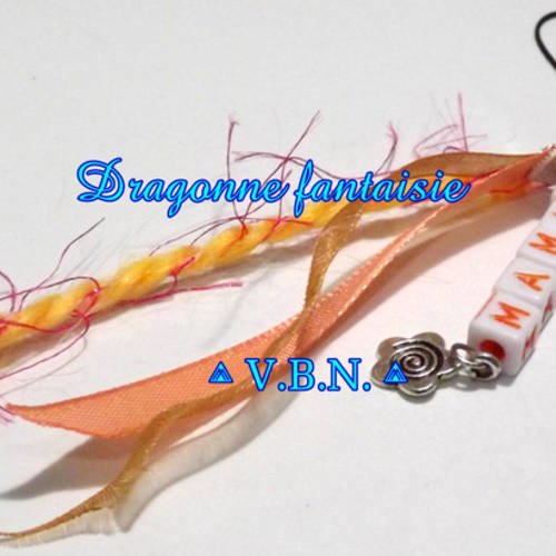 Dragonne fantaisie fait main dans les tons orange saumon avec perles mot maman 