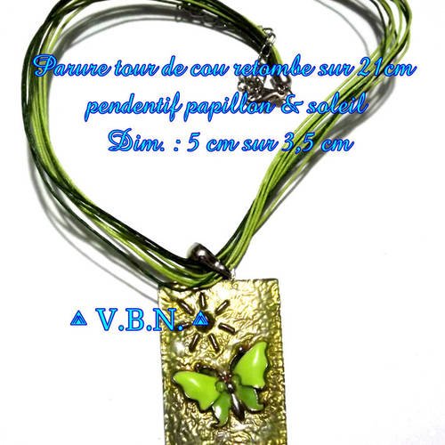 Collier cordon fils différentes couleurs verte avec pendentif carre papillon et soleil 