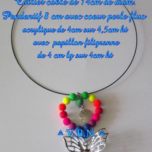 Collier cable avec pendentifs coeur perles 8mm fluo acrylique et papillon filigranne 