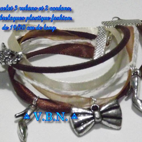 Bracelet rubans dans les tons marrons / beige avec 5 breloques fashion plastique 