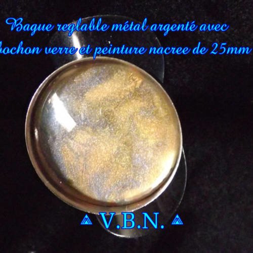 Bague reglable métal argenté avec cabochon verre et motif peinture nacree or et un peu bleu de 25mm