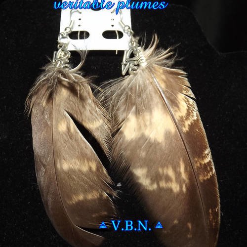 Boucles d'oreilles unique en veritable plumes marron avec breloque love