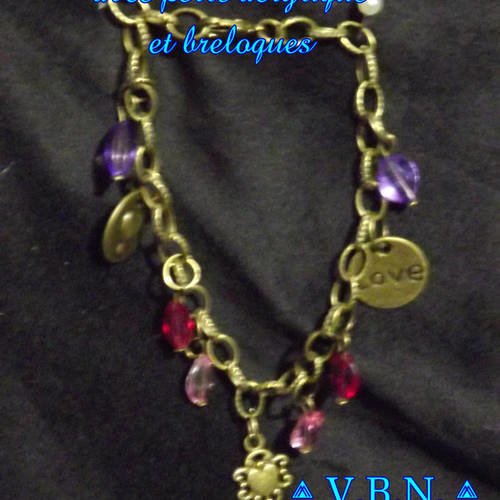 Bracelet bronze antique avec breloque love coeur, clés, et perles acrylique ovale dans les tons rose 
