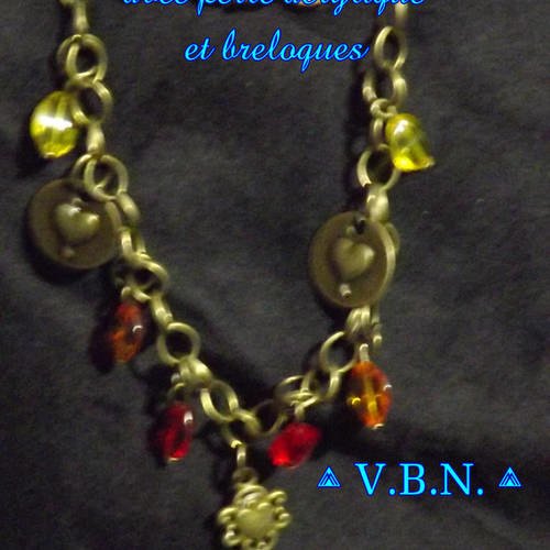 Bracelet bronze antique avec breloque love coeur, clés, et perles acrylique ovale dans les tons rouge 