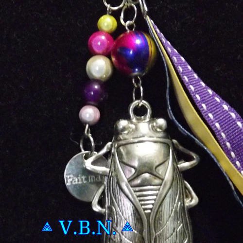 Bijoux de sac argent antique avec cigale de 6cm, perles magique de 6 et 8mm et rubans bleu/violet/ecru 