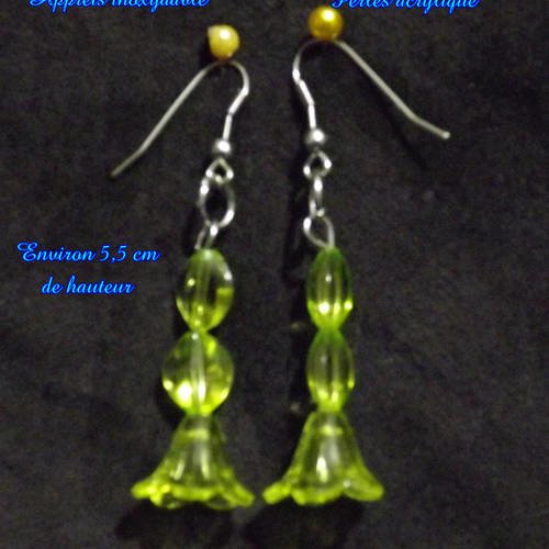 Boucles d'oreilles avec apprets inoxydable et perles acrylique vert 