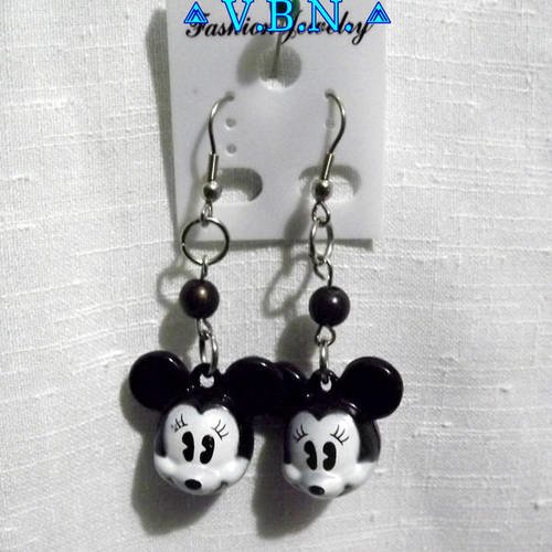 Boucles d'oreilles grelot avec petite perle noire de 6mm 