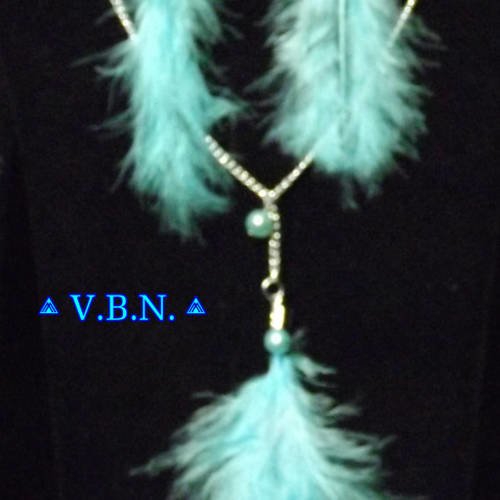 Parure plumes et métal argenté avec perles acrylique nacree de couleur pastel bleu 