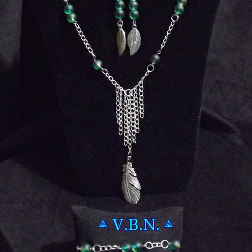 Parure plume en metal argente avec des perles verre verte de 8mm 