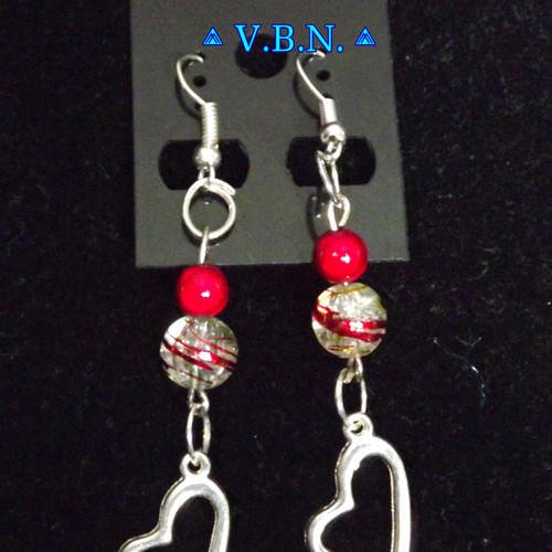 Boucles d'oreilles metal argente avec coeur et perles filigrane rouge/or de 8mm et perles magique rouge de 6mm 