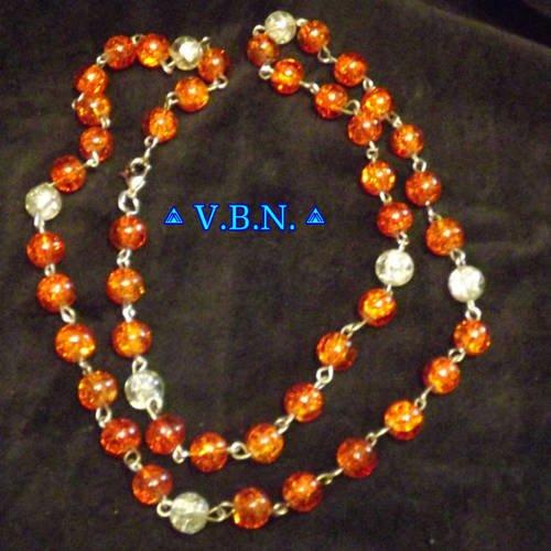 Collier sautoir en perles verre craquelée couleur orange et blanc de 8mm de diam. 