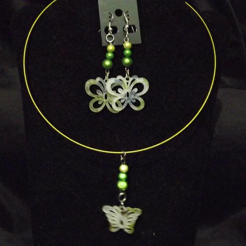 Parure cable avec papillons en résine et perles magiques dans les tons de verts de 8mm 