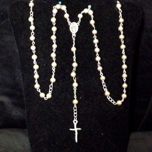 Chapelet catholique en perles de verre nacree de 6mm couleur creme 