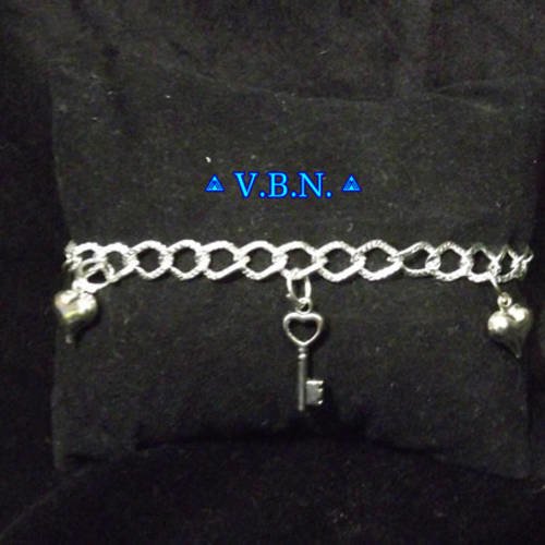 Bracelet métal argenté avec breloque coeurs et cles 