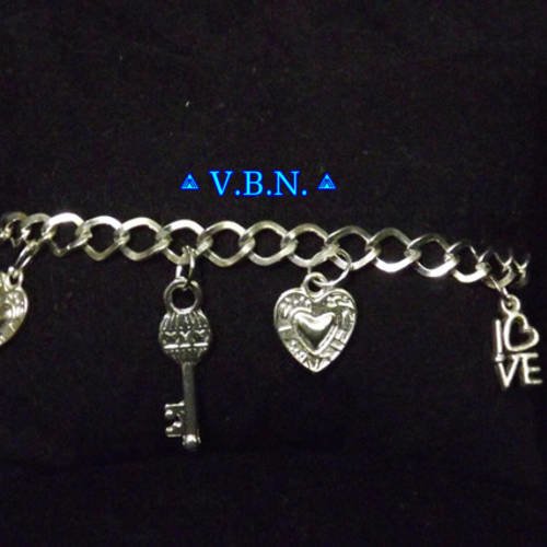 Bracelet métal argenté avec breloques coeurs et cles