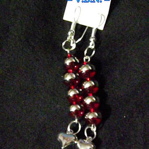 Boucles d'oreilles metal argente avec perles en verre rouge et filigranee argent 