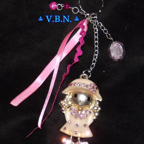 Bijoux de sac personnage fille avec rubans et perles en verre avec clochettes