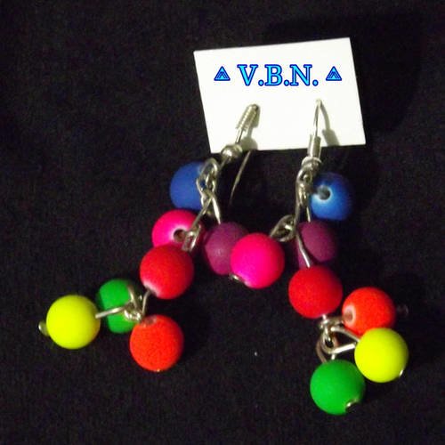 Boucles d'oreilles grappe en metal argente avec perles fluo de 8mm 