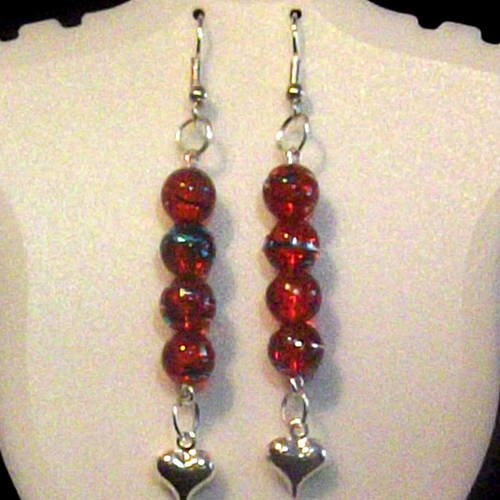 Boucles d'oreilles metal argente avec perles en verre rouge et filigranee bleu et argente 