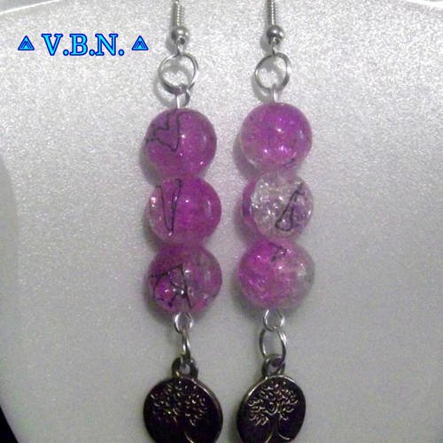 Boucles d'oreilles metal argente avec perles en verre violet/blanc et filigranee noir