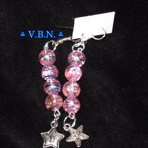 Boucles d'oreilles metal argente avec perles en verre rose claire et filigranee bleu argent de 8mm 