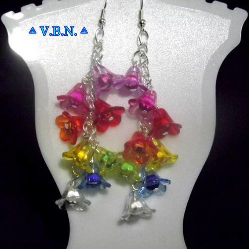 Boucles d'oreilles metal argente avec pleins de petites fleurs de differentes couleurs acrylique. 