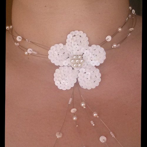 Collier ivoire et fleur sequins