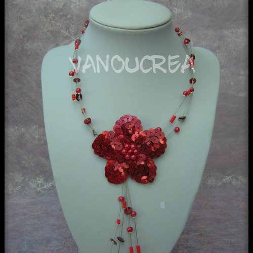 Collier rouge et fleur sequins