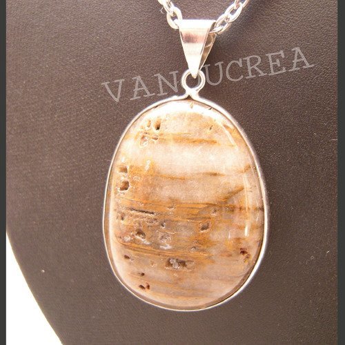 Collier composé d'un pendentif jaspe brun 
