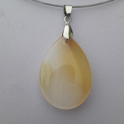Collier composé d'un pendentif agate jaune