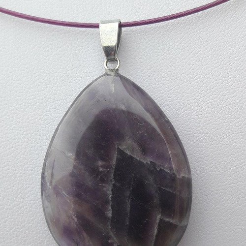 Collier composé d'un pendentif agate violet