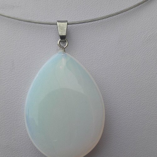 Collier composé d'un pendentif opalite