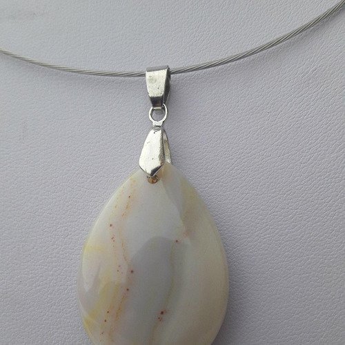 Collier composé d'un pendentif agate