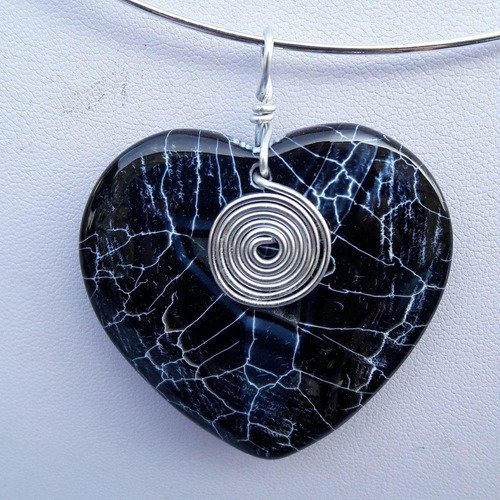 Collier composé d'un pendentif agate noir