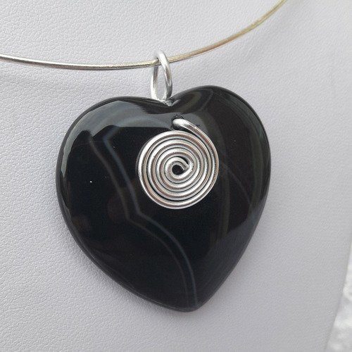 Collier composé d'un pendentif agate noir