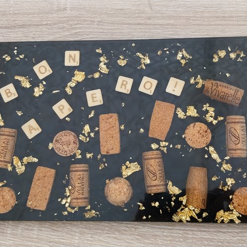 Planche apéro en resine epoxy avec bouchons