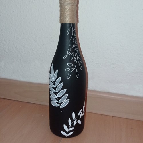 Bouteille en verre peinte main bouteille décoration peinte decoration de table vase carafe fleurs branche noir et blanc