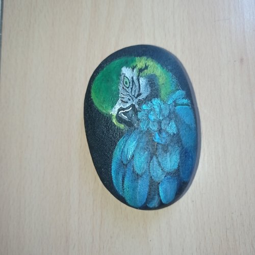 Galet peint à l'acrylique sur pierre au pinceau, peinture sur galet, animaux cailloux perroquet roche, décoration maison