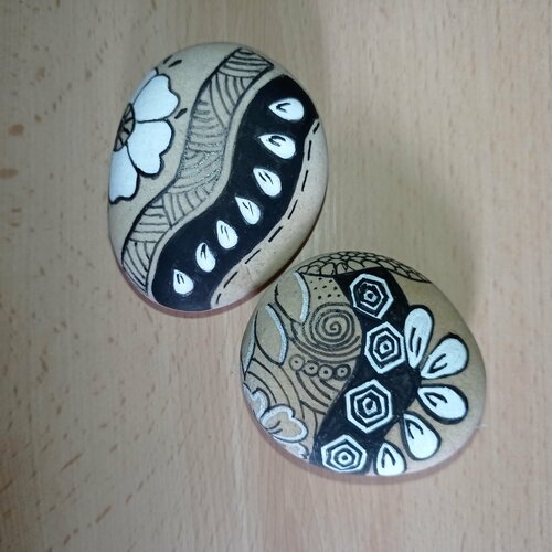2 galets peints à la main peinture sur galet acrylique noir et blanc roche ou pierre peinte à la main zen