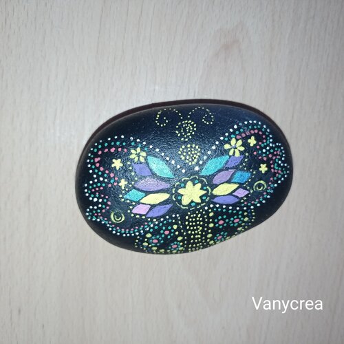 Galet peint papillon mandala pierre décoration  à la peinture acrylique